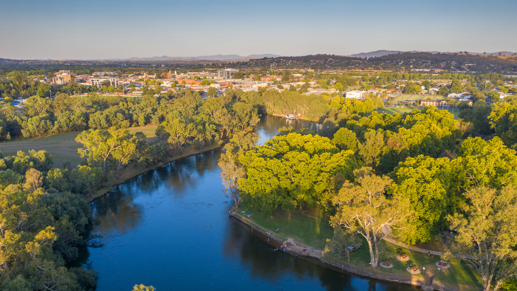Aerial view of the Murray River and Noreuil Park in Albury, NSW